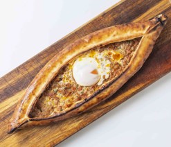 挽肉と卵のピザ